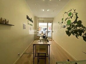 Retail in Lyon for lease Interior Photo- Image 2 of 2