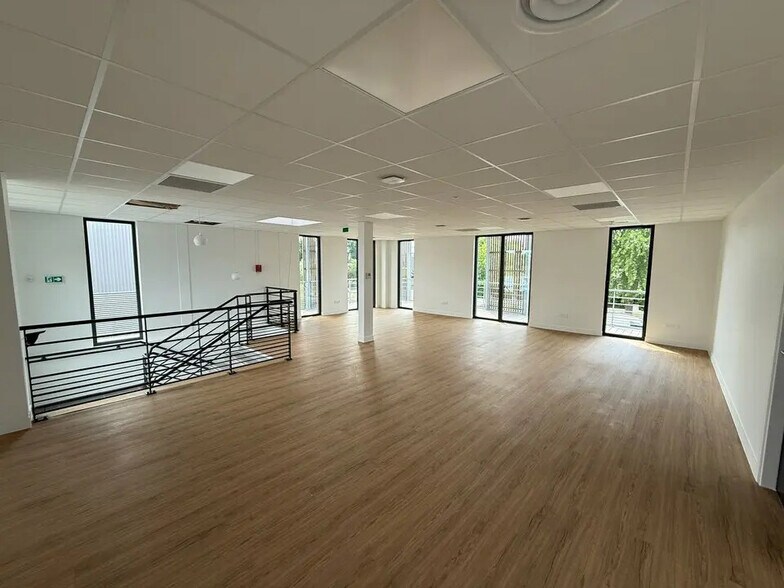 Flex in Courtry for sale - Interior Photo - Image 3 of 4