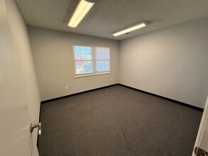 8001 Shawnee Mission Pky, Shawnee Mission, KS for lease Interior Photo- Image 2 of 2