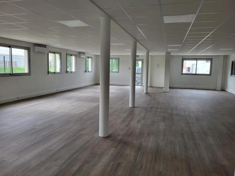 Office in Corbas for lease - Interior Photo - Image 2 of 7