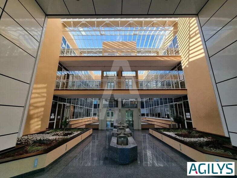 Office in Villebon-sur-Yvette for lease - Lobby - Image 3 of 8