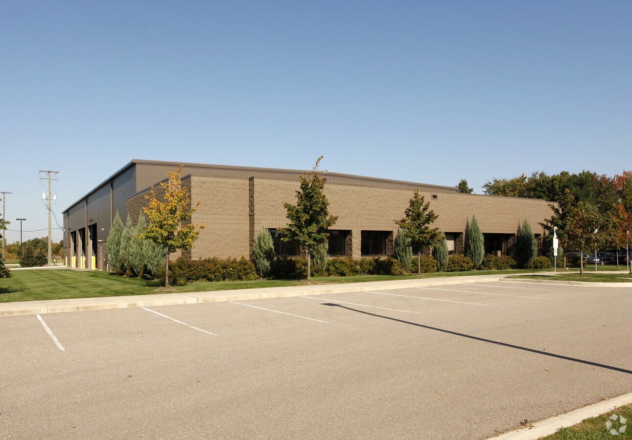 50322 Dennis Ct, Wixom, MI 48393