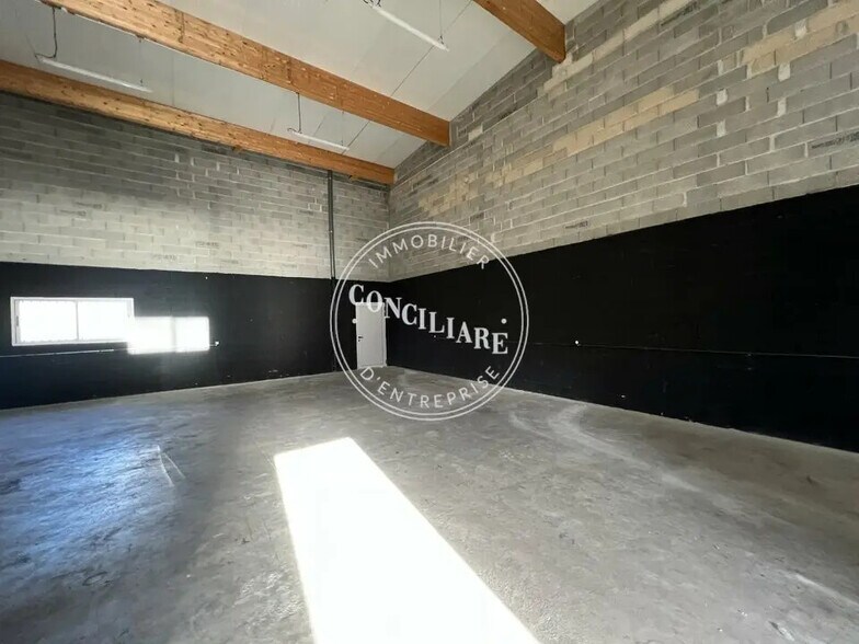Industrial in Garidech for lease - Building Photo - Image 2 of 5