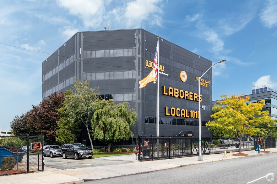 1720 Whitestone Expy, Whitestone, NY for sale - Primary Photo - Image 1 of 1