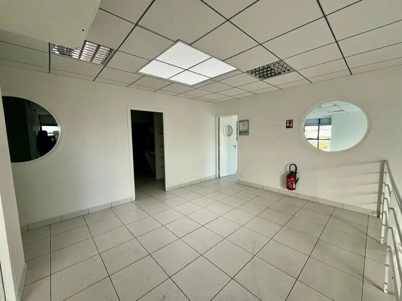 Office in Sorgues for lease - Interior Photo - Image 3 of 8