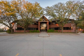 4949 Pleasant St, West Des Moines, IA for lease Building Photo- Image 1 of 1