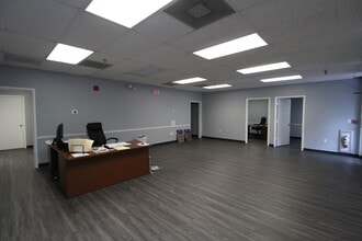 7602-7644 15th St E, Sarasota, FL for lease Interior Photo- Image 2 of 10