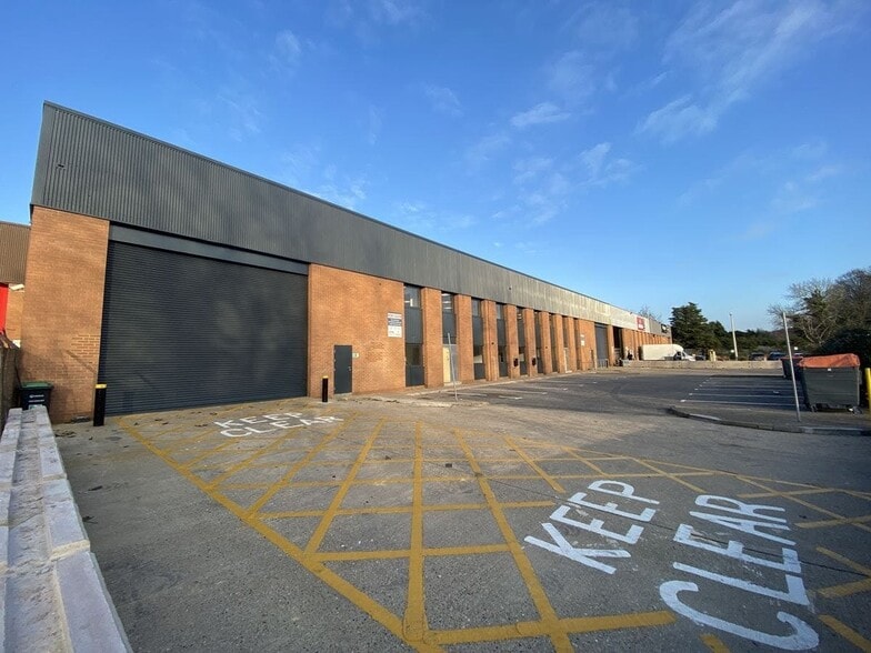 3-4 Fairfield Trade Park, Kingston Upon Thames for lease - Building Photo - Image 1 of 39