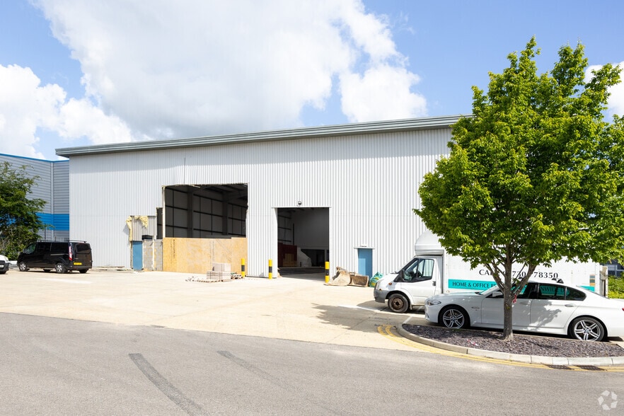 Fleming Way, Crawley for lease - Building Photo - Image 3 of 3