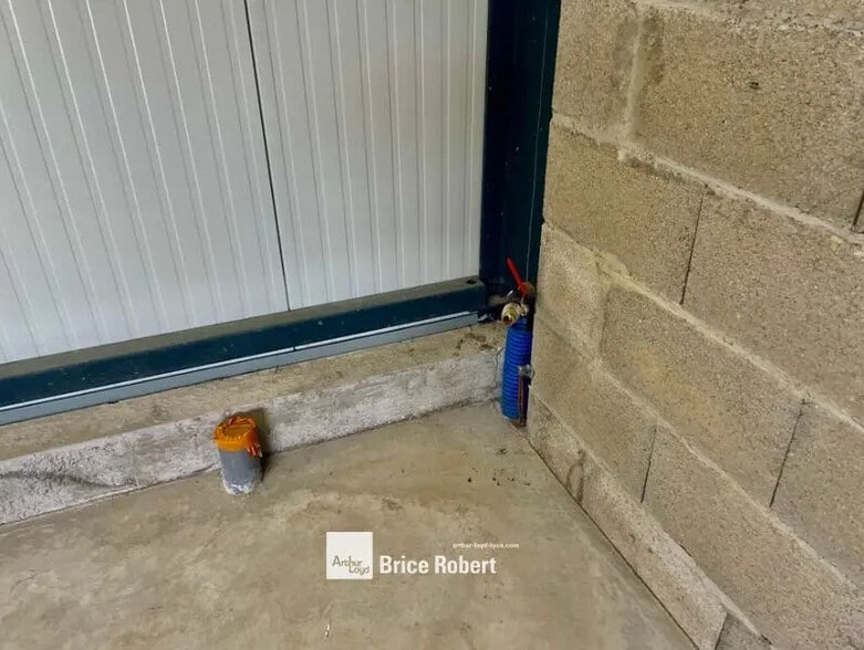 Flex in Chavanoz for lease - Interior Photo - Image 2 of 6