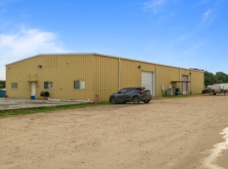 1209-1211 Bensdale Rd, Pleasanton, TX for lease - Building Photo - Image 2 of 11