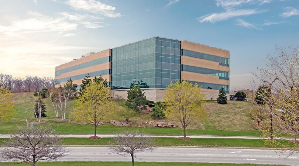 N16W23217 Stone Ridge Dr, Waukesha, WI for sale - Building Photo - Image 3 of 25