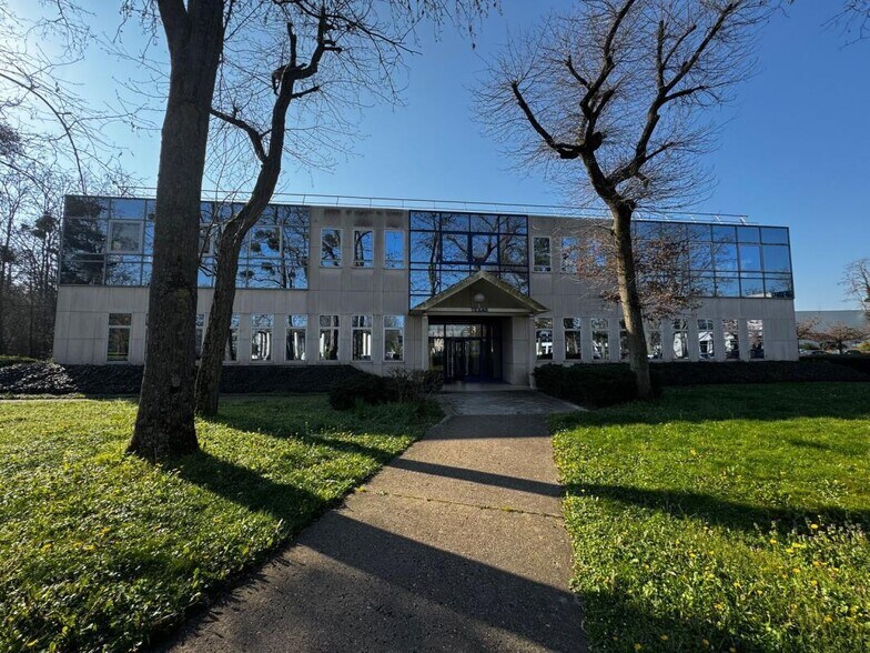 Allée Rosa Luxemburg, Eragny for lease - Building Photo - Image 1 of 10