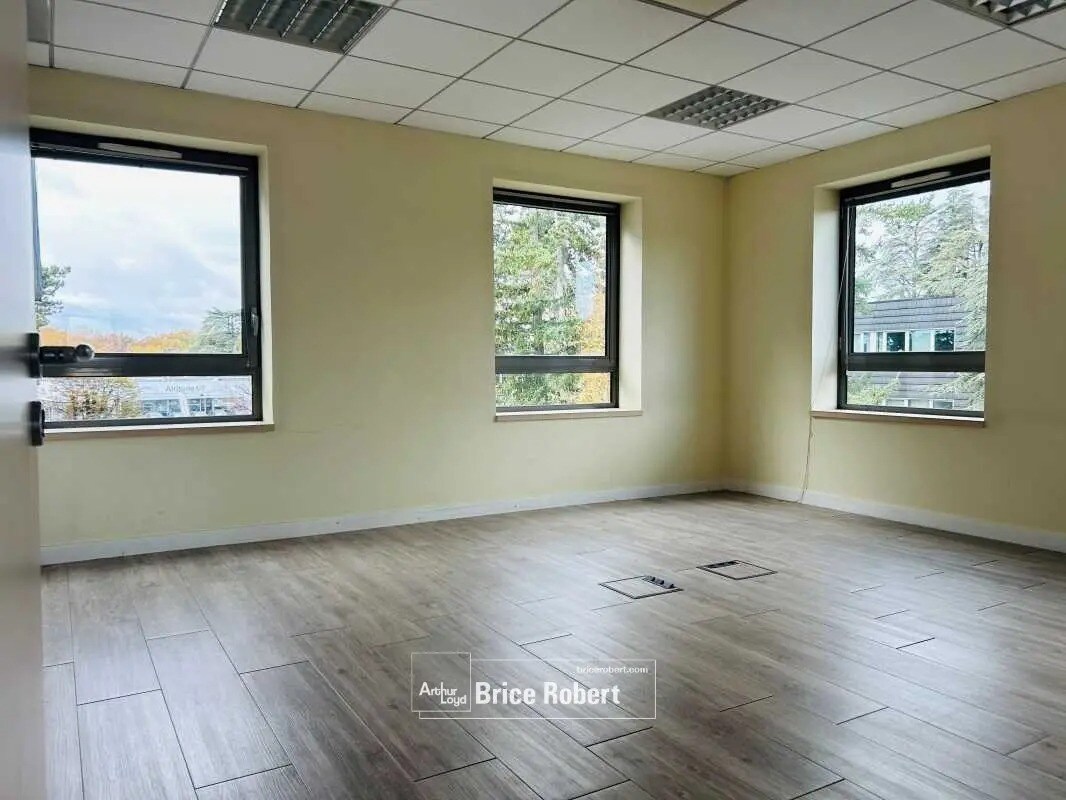 Office in Limonest for lease Interior Photo- Image 1 of 5