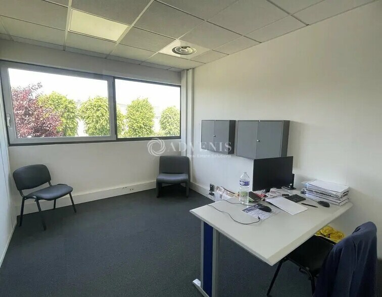 Flex in Le Mesnil-Amelot for lease - Interior Photo - Image 3 of 5