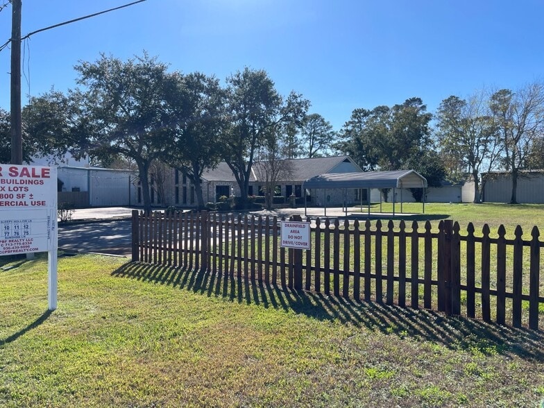 FOUR RENTALS / Six Lot Business Complex portfolio of 4 properties for sale on LoopNet.com - Building Photo - Image 3 of 44