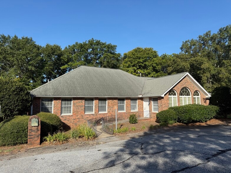 1012 Medical Ridge Rd, Clinton, SC for sale - Primary Photo - Image 1 of 15