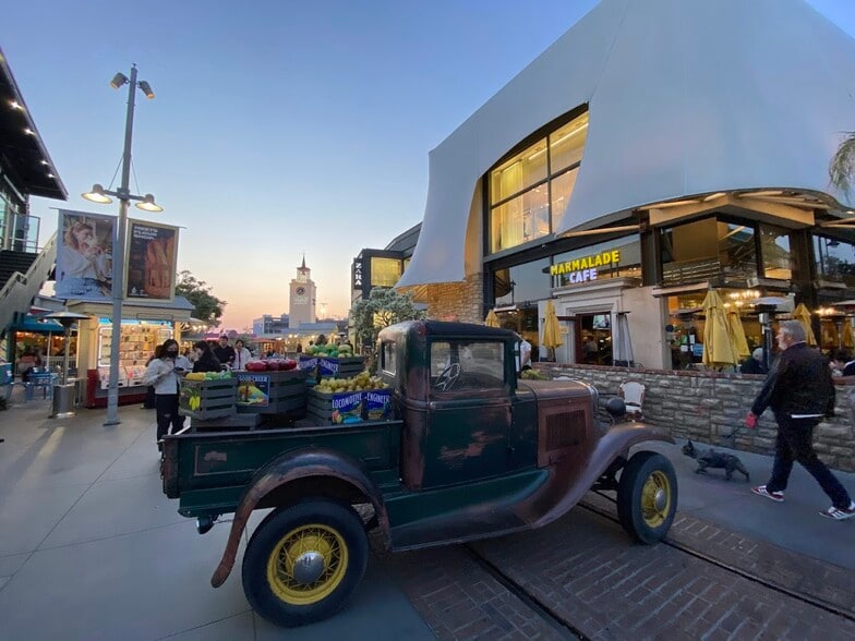 6333 W 3rd St, Los Angeles, CA for lease - Building Photo - Image 2 of 11