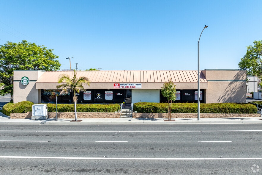 2115 N Tustin St, Orange, CA for lease - Building Photo - Image 3 of 22