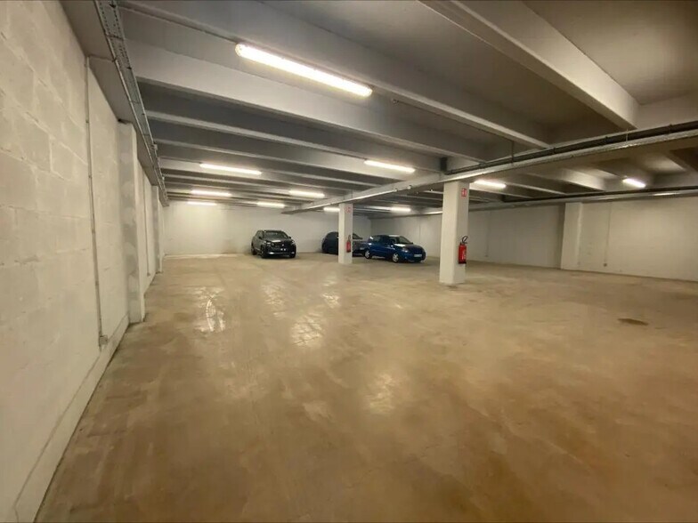 Flex in Palaiseau for lease - Interior Photo - Image 2 of 5