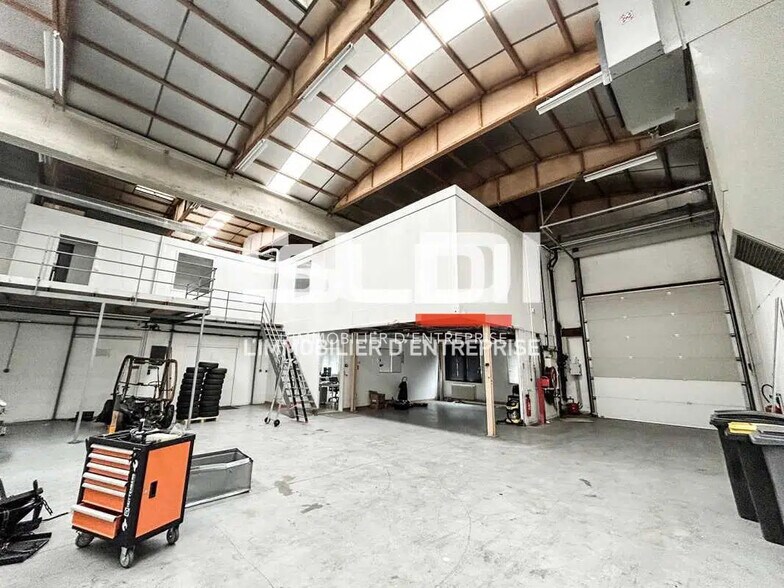 Flex in Dardilly for lease - Interior Photo - Image 3 of 13