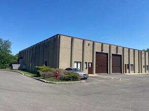 868-878 Tower Rd, Mundelein, IL for lease Building Photo- Image 2 of 5