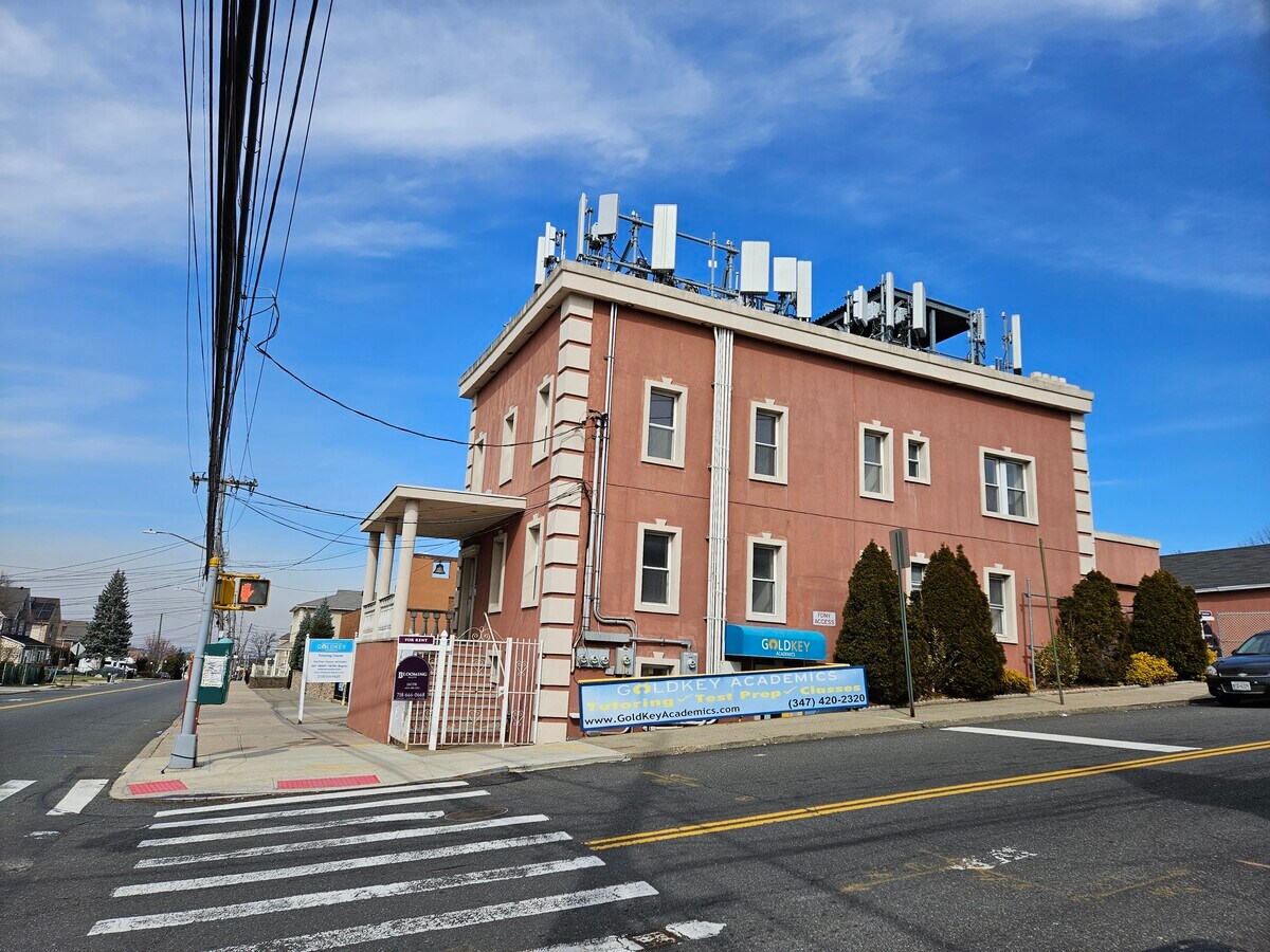 303 Bradley Ave, Staten Island, NY 10314