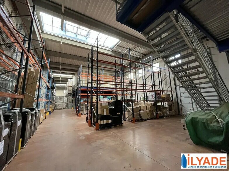 135 Avenue Victoire, Rousset for lease - Interior Photo - Image 2 of 10