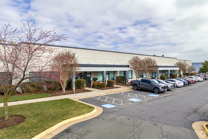 44880 Falcon Pl, Dulles, VA for lease - Building Photo - Image 1 of 4