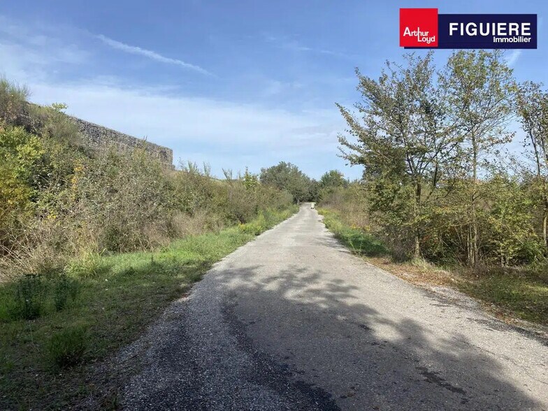 Chemin De Saint-Hilaire, Bouc-Bel-Air for lease - Building Photo - Image 2 of 5