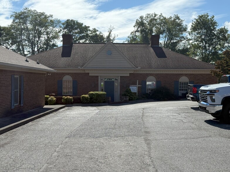 2307 W Andrew Johnson Hwy, Morristown, TN for lease - Building Photo - Image 1 of 11