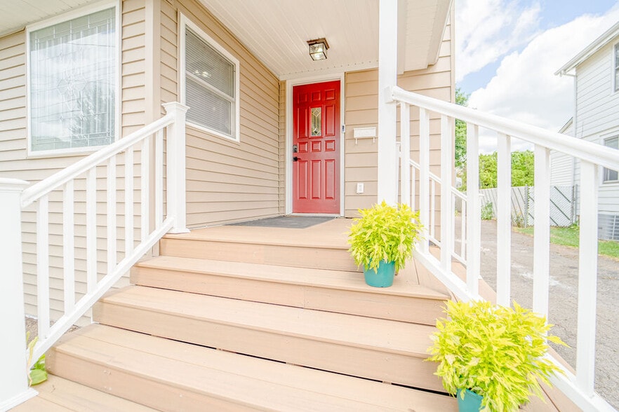 7 Short/Mid-Term Rental Properties portfolio of 7 properties for sale on LoopNet.com - Primary Photo - Image 1 of 35