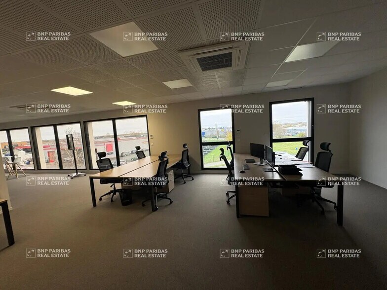 Office in Chargé for lease - Interior Photo - Image 2 of 13