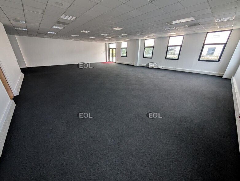 Flex in Créteil for lease - Interior Photo - Image 2 of 8
