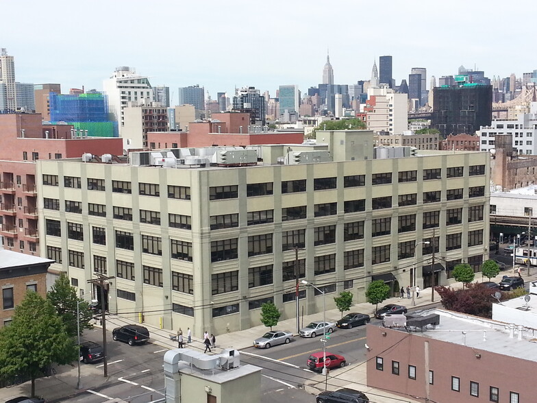 31-10 37th Ave, Long Island City, NY for lease - Building Photo - Image 1 of 1