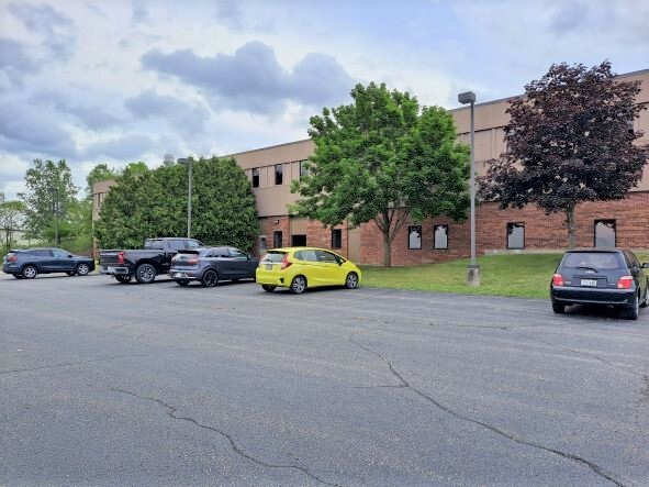 1661 Summit Dr, Fort Atkinson, WI for sale Building Photo- Image 1 of 9