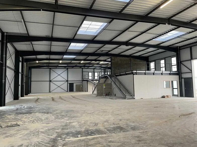 Flex in Décines-Charpieu for lease - Interior Photo - Image 2 of 6