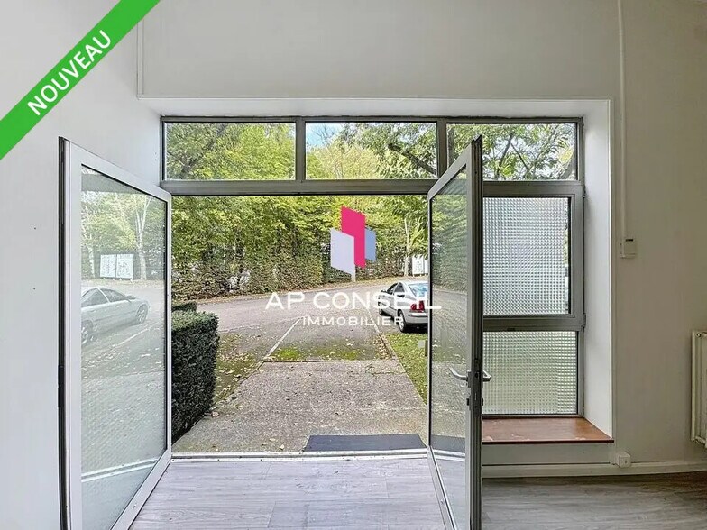 Flex in Voisins-le-Bretonneux for lease - Interior Photo - Image 2 of 5