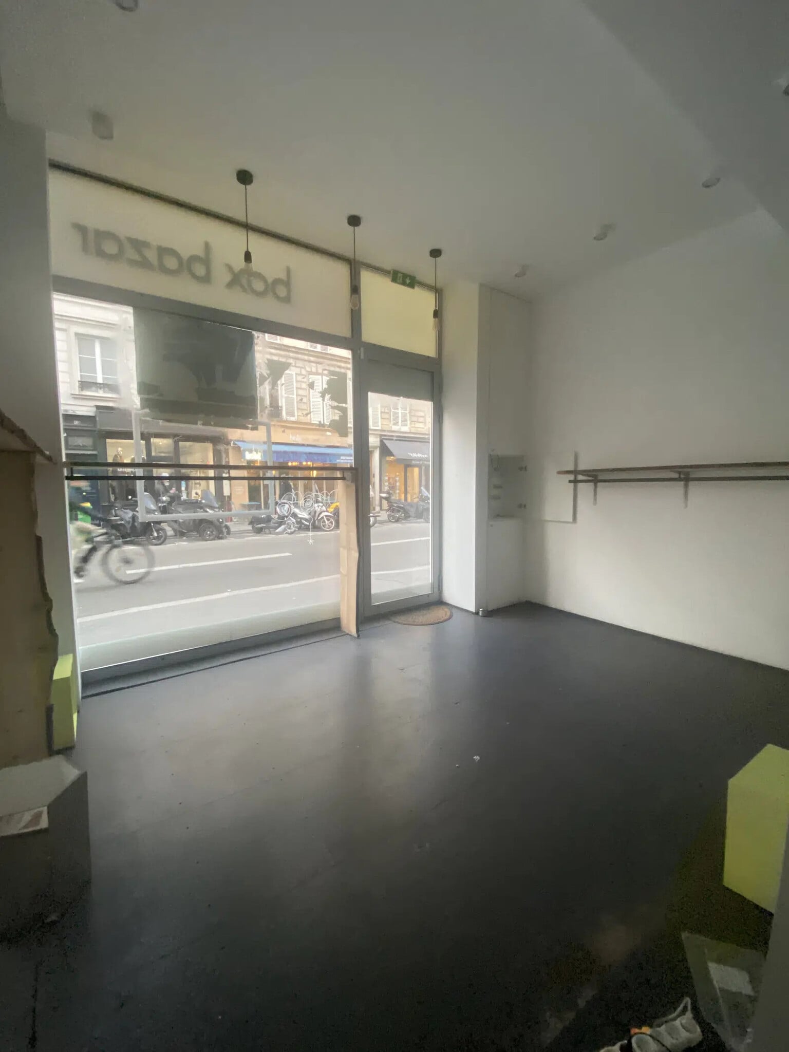 Retail in Paris for sale Building Photo- Image 1 of 7