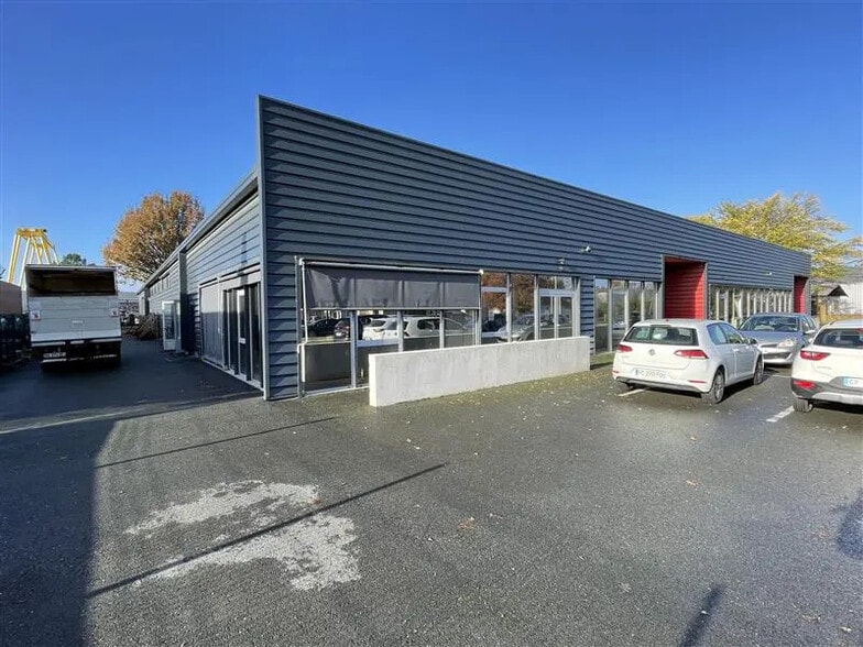 Flex in Pessac for lease - Building Photo - Image 1 of 11