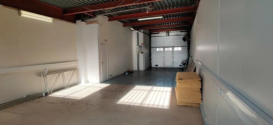 Flex in Lisses for lease - Interior Photo - Image 1 of 3