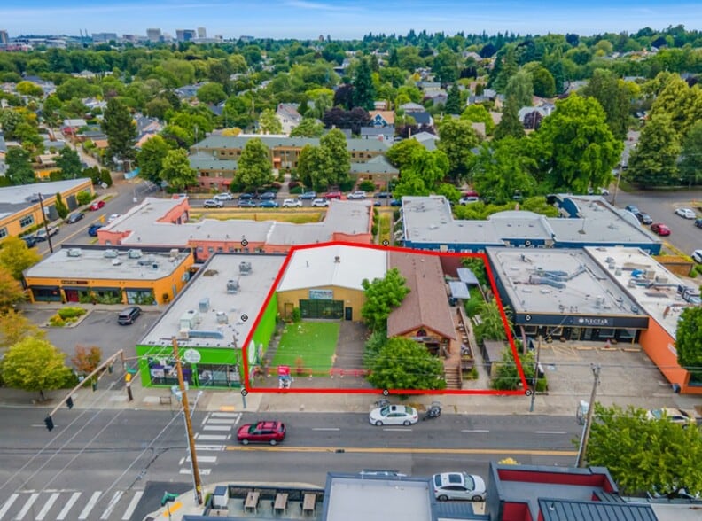 2105-2111 SE Division St portfolio of 2 properties for sale on LoopNet.com - Building Photo - Image 1 of 9