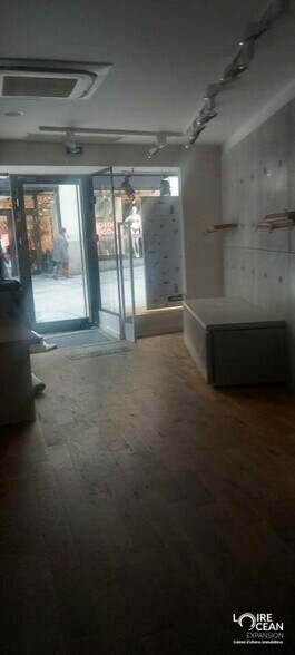 Retail in Nantes for lease - Interior Photo - Image 2 of 6