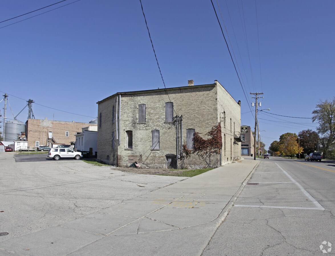 2 Wisconsin St, Darien, WI 53114