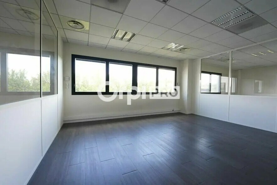 Office in Saint-Priest for lease - Interior Photo - Image 2 of 7