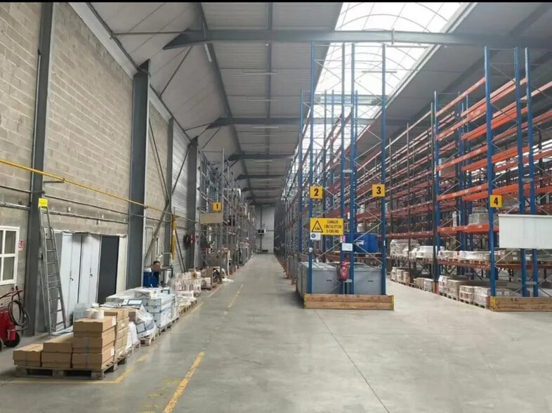 Office in Argenteuil for lease - Interior Photo - Image 1 of 5