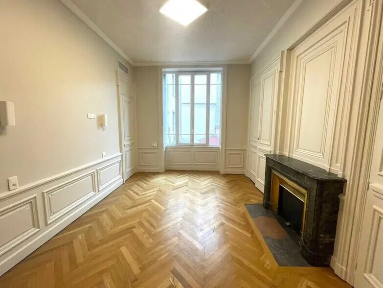 Office in Lyon for lease - Interior Photo - Image 3 of 11
