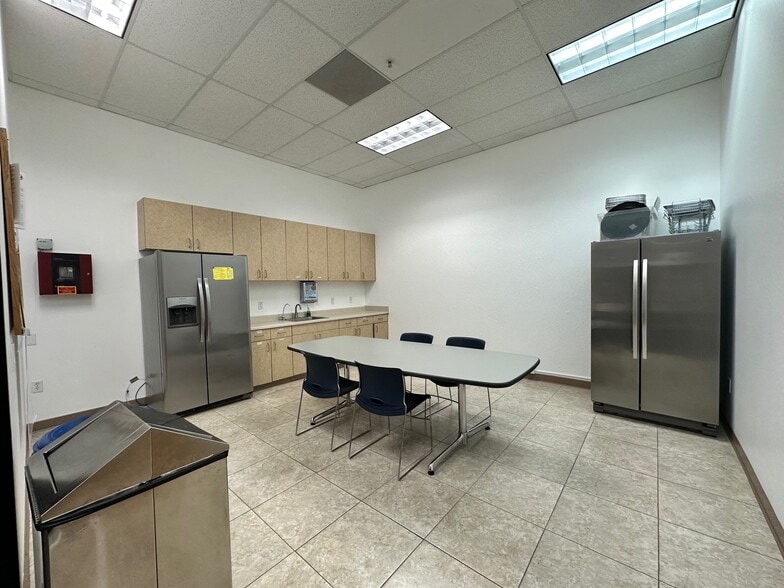 930-932 Hamlin Ct, Sunnyvale, CA for lease - Building Photo - Image 3 of 16