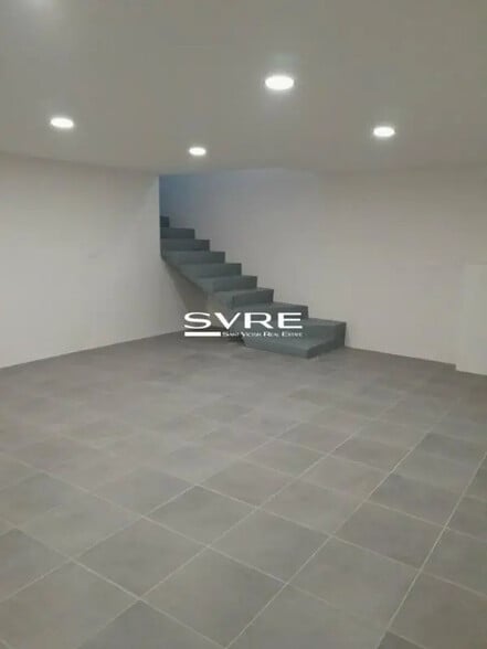 Retail in Marseille for lease - Interior Photo - Image 2 of 9