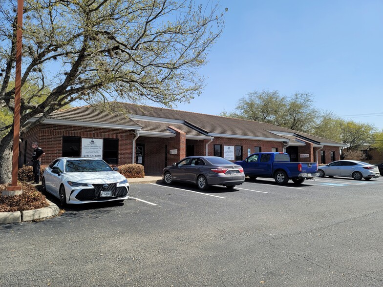 4025-1 E Southcross Blvd, San Antonio, TX for lease - Building Photo - Image 1 of 19